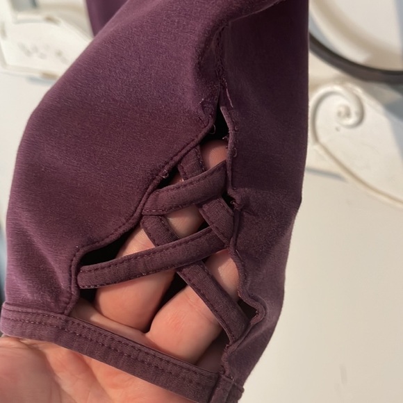 FREE PEOPLE MOVEMENT CROPPED CUTOUT LEGGINGS PLUM SIZE EXTRA SMALL - Picture 4 of 8